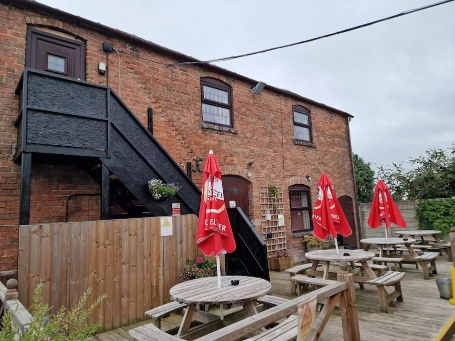Joiners Arms - Studio Apartments Market Drayton Exteriör bild
