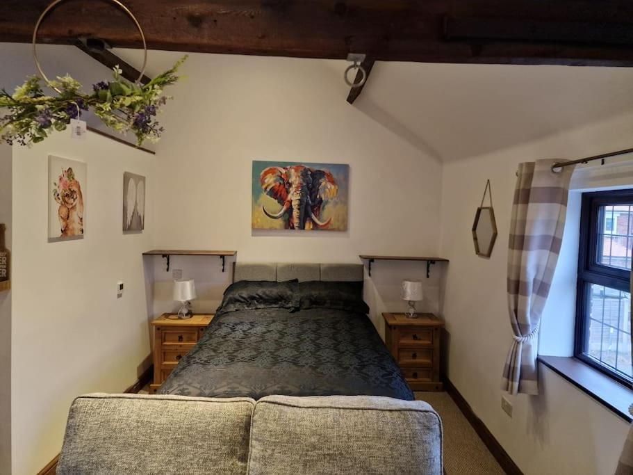 Joiners Arms - Studio Apartments Market Drayton Exteriör bild