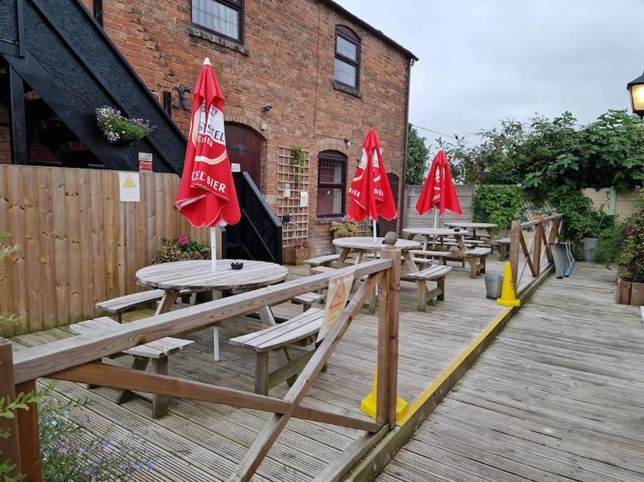 Joiners Arms - Studio Apartments Market Drayton Exteriör bild