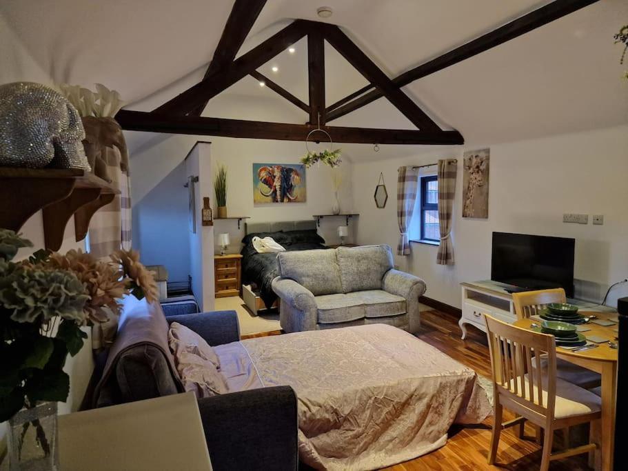 Joiners Arms - Studio Apartments Market Drayton Exteriör bild